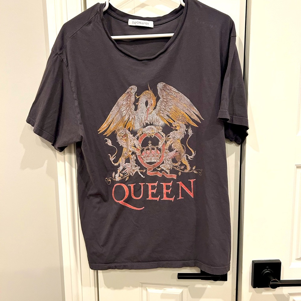 Daydreamer Queen Crest Boyfriend Tee Size Large in washed black